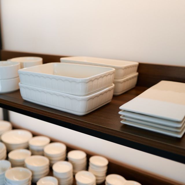 Salad and cake tray

#tableware#enviecasa#caketray#porcelain#squaretray